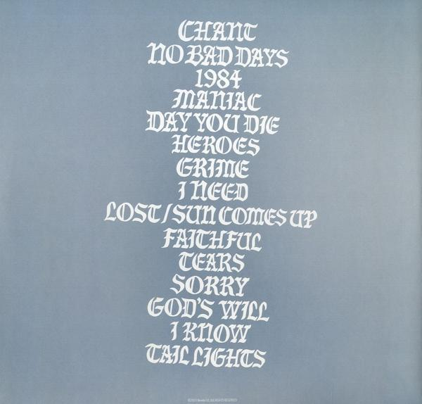 Album-Trackliste in weißem Text auf hellblauem Hintergrund.