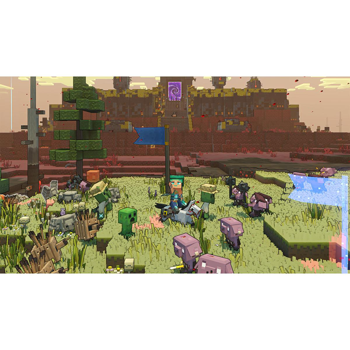 Minecraft Dungeons Spielszene. Charaktere und Mobs in einer Landschaft. Bewölkter Himmel, Burg im Hintergrund.