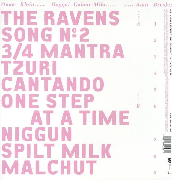 Rückseite eines Musikalbums mit Songtiteln und Credits in rosa Schrift.