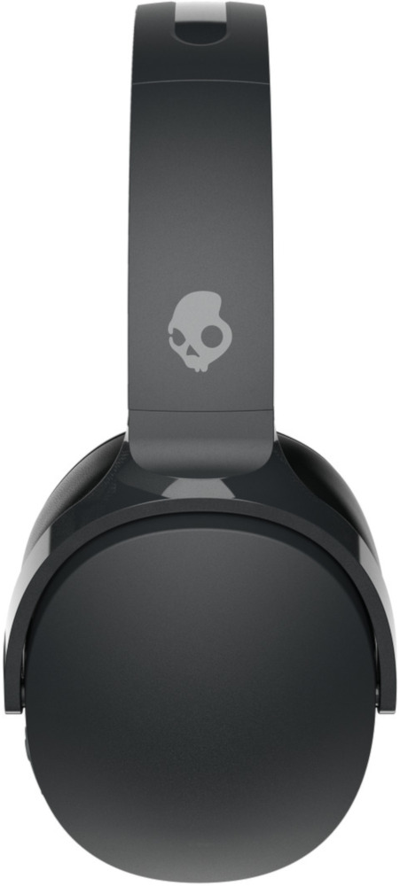 Casque noir avec un logo de crâne. Le casque est plié et fait face au spectateur.