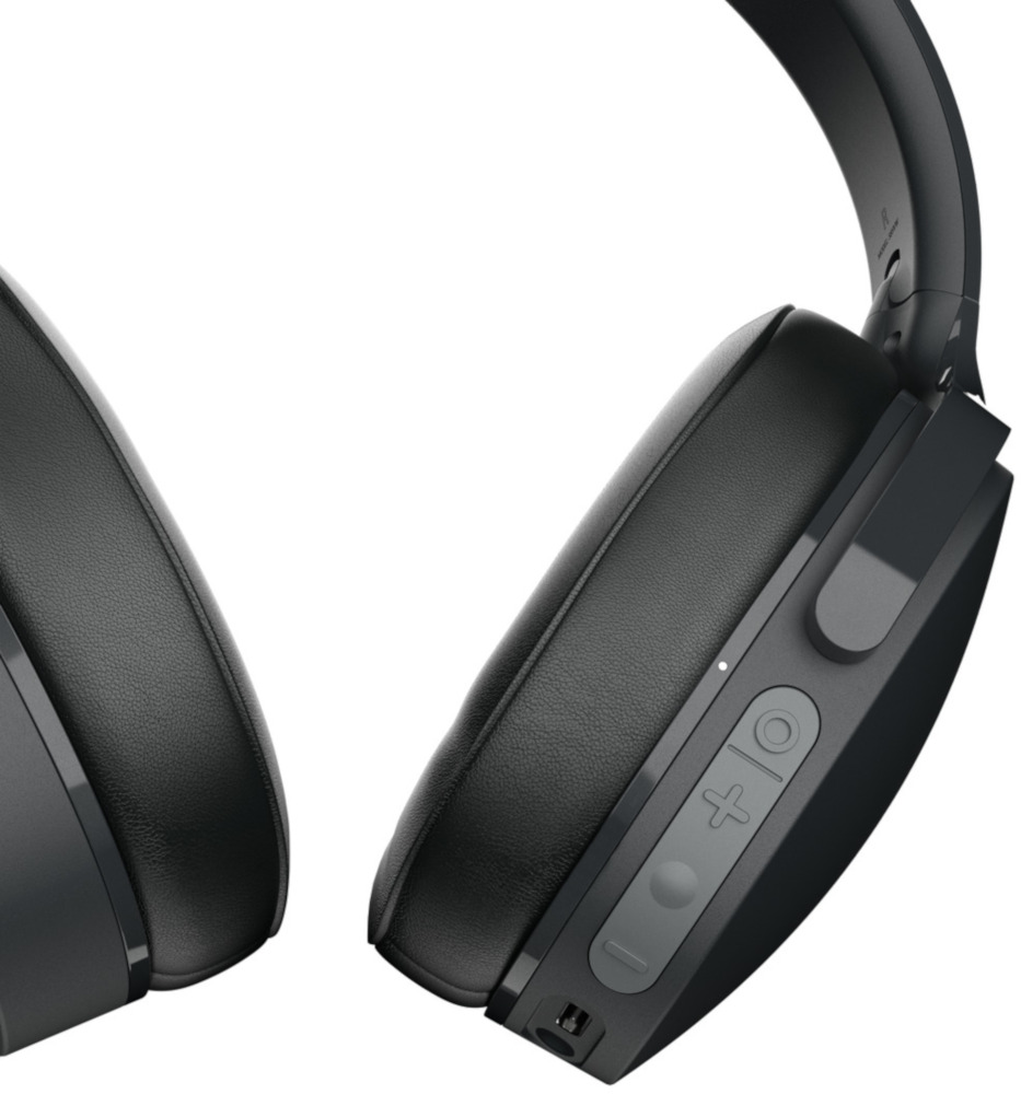 Gros plan sur un casque noir avec boutons, fond blanc.