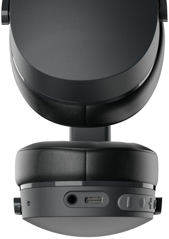 Casque noir, vue latérale, avec port de charge et entrée audio. Le logo de la marque est visible.