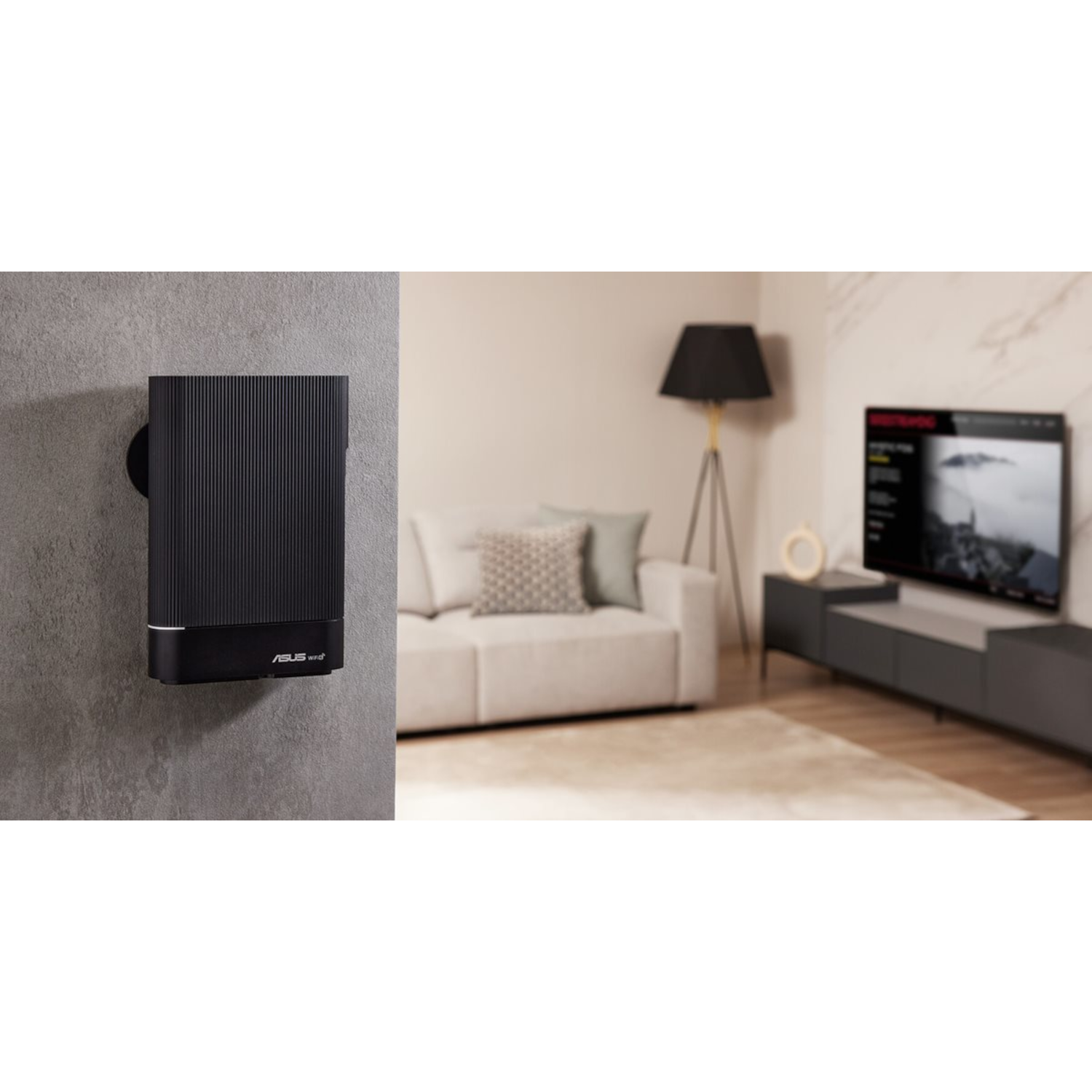 Een zwart apparaat aan de muur gemonteerd met een woonkamer op de achtergrond met een tv.