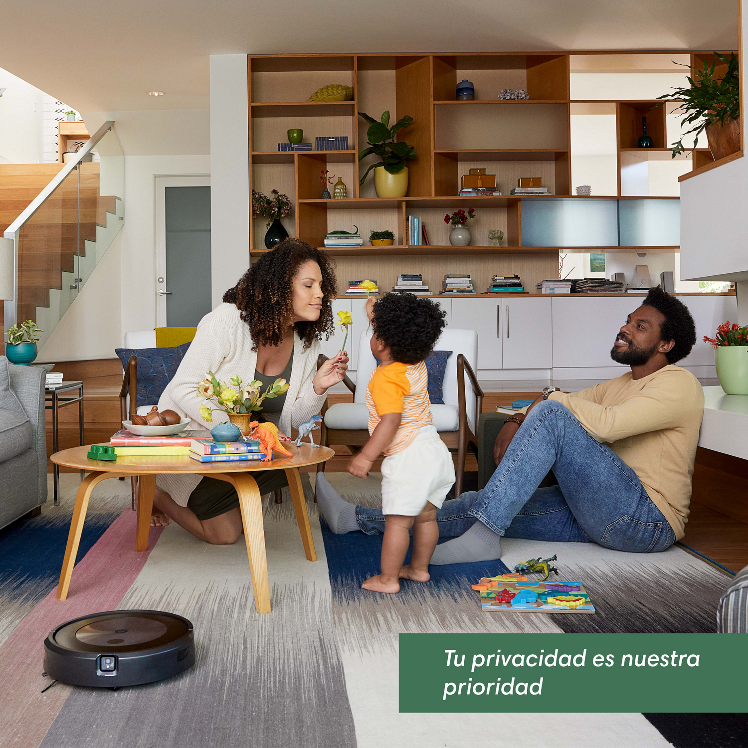 Una familia en una sala de estar, con una aspiradora robot y texto que dice: "Tu privacidad es nuestra prioridad".