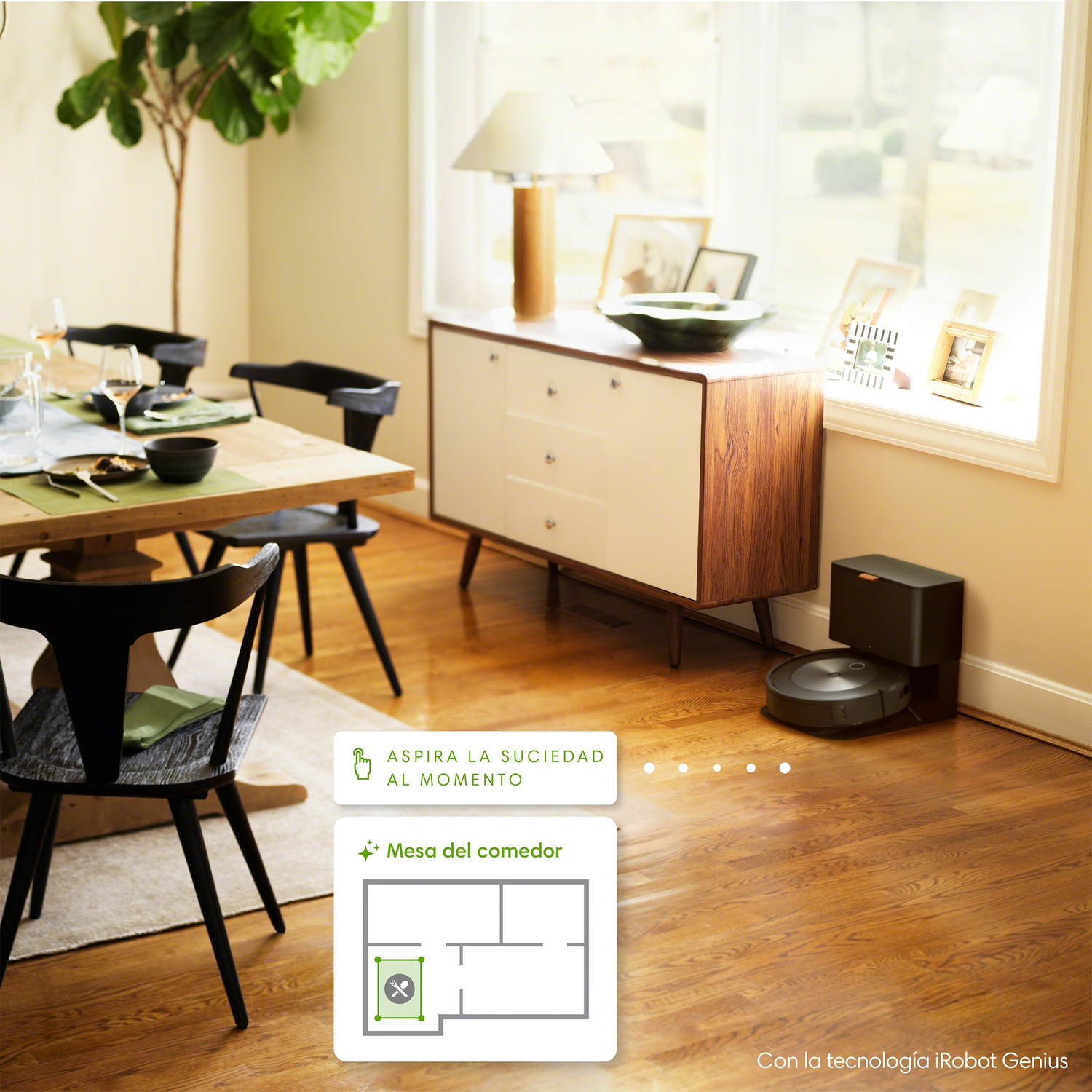 Un robot aspirador limpiando un piso de madera en un comedor.