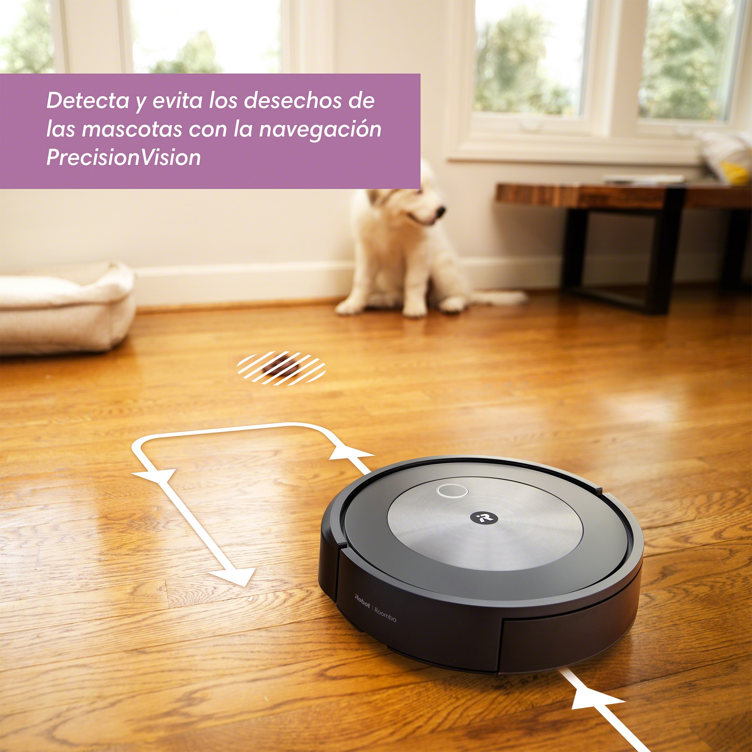 Una aspiradora robot en un suelo de madera; un perro está sentado al fondo.