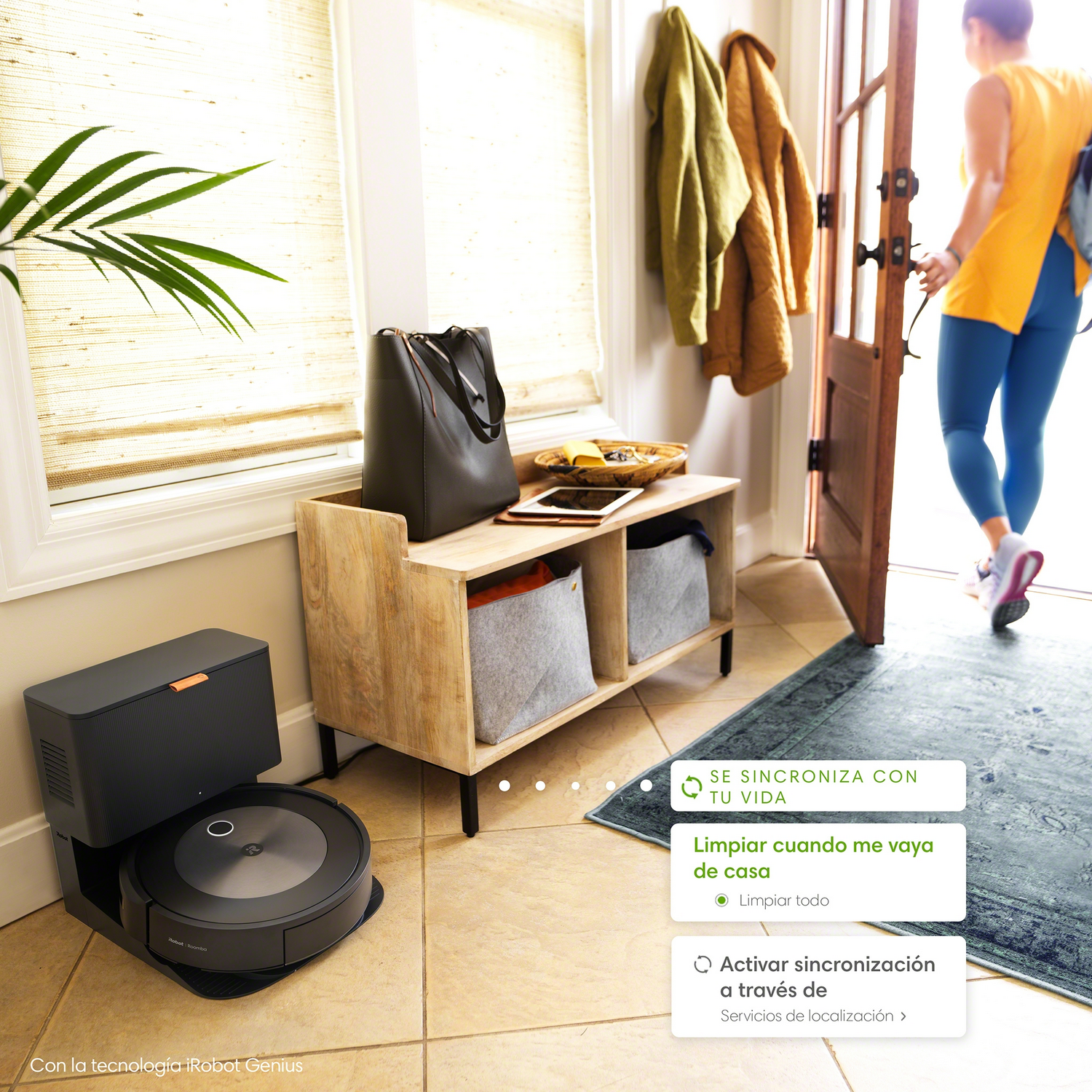 Una habitación con un robot aspirador, un banco con objetos y una mujer entrando. Burbujas de texto superpuestas.