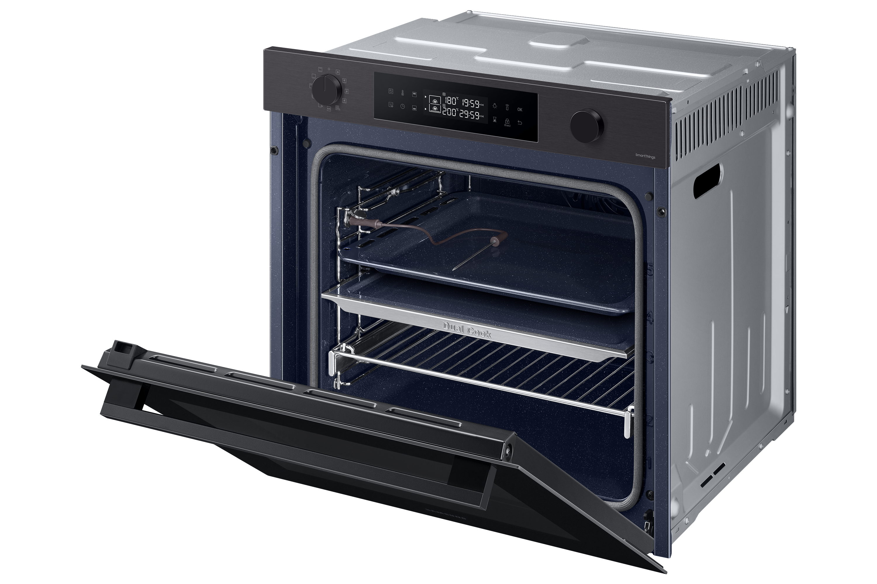 Offener Backofen mit Innenregalen, Backblech und Bedienfeld oben. Schwarzes Äußeres.