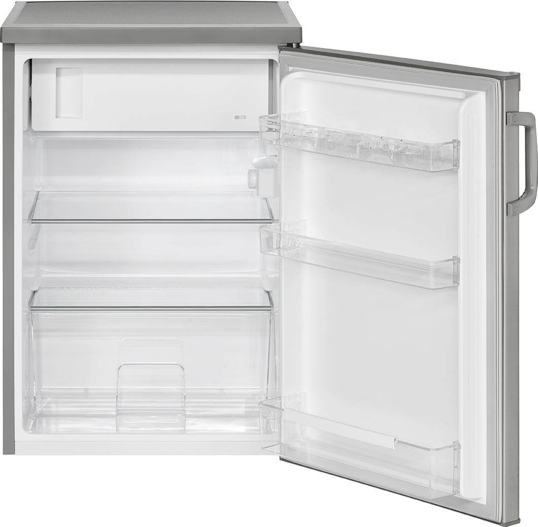 Offener silberner Kühlschrank mit Regalen.