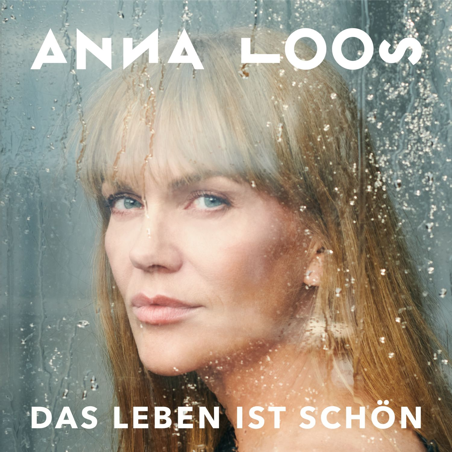 Albumcover mit Anna Loos. Es zeigt ihr Gesicht mit Wassertröpfchen und den Worten Das Leben Ist Schön.