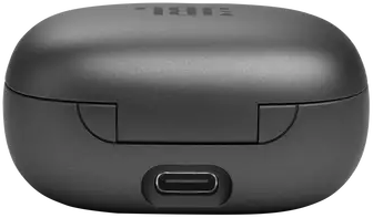 Egy fekete töltőtok a fülhallgatókhoz. USB-C port van az alján. A tok zárva van.