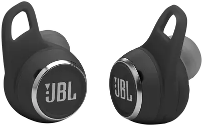 Pár fekete JBL fülhallgató, közelkép, a JBL logót mutatja a fülhallgatón.