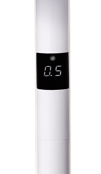 Ein weißes Gerät mit digitaler Anzeige zeigt „0,5“. Weißer Hintergrund.