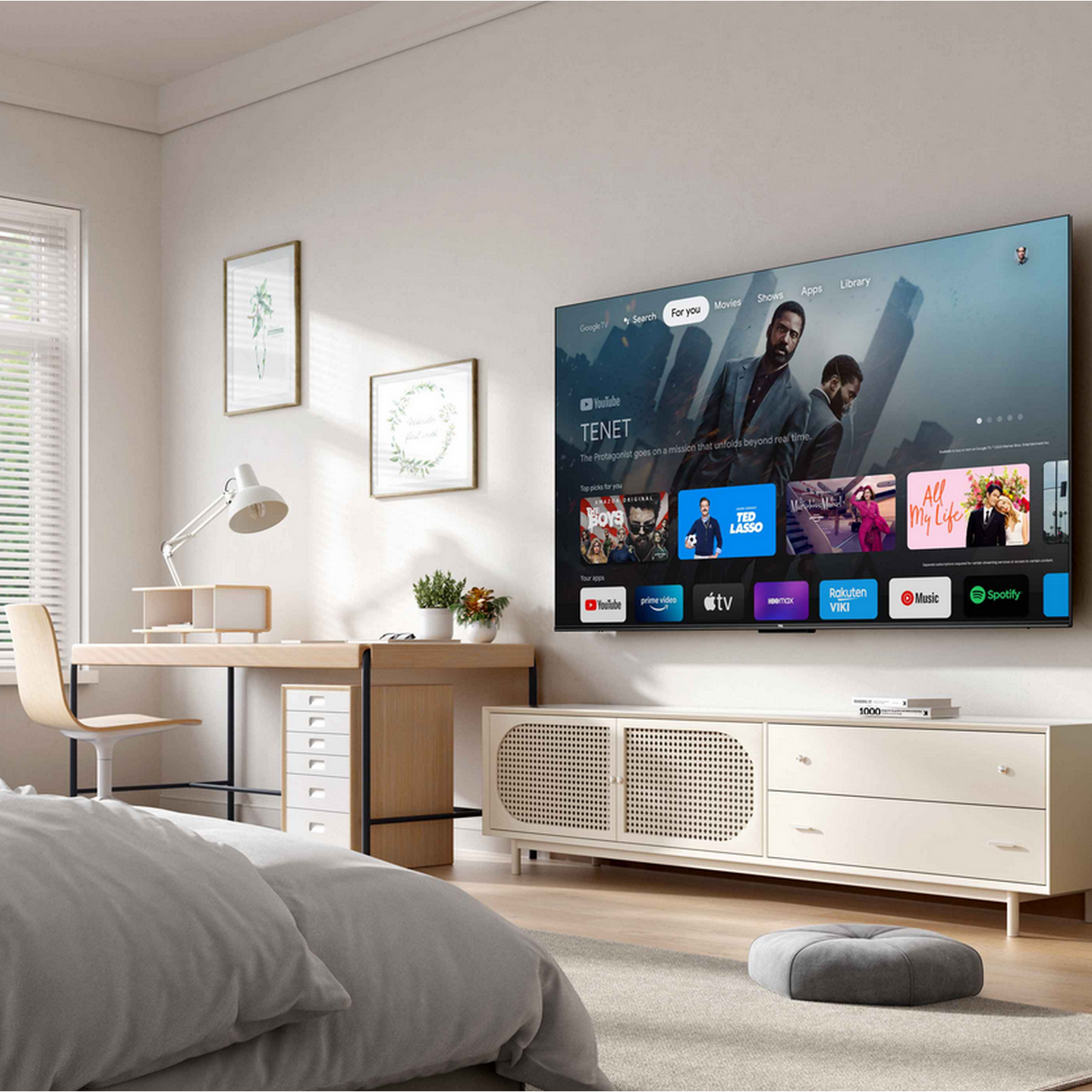 Moderne woonkamer met een grote tv die een film afspeelt. Bureau, bank en decoratieve items zijn zichtbaar.