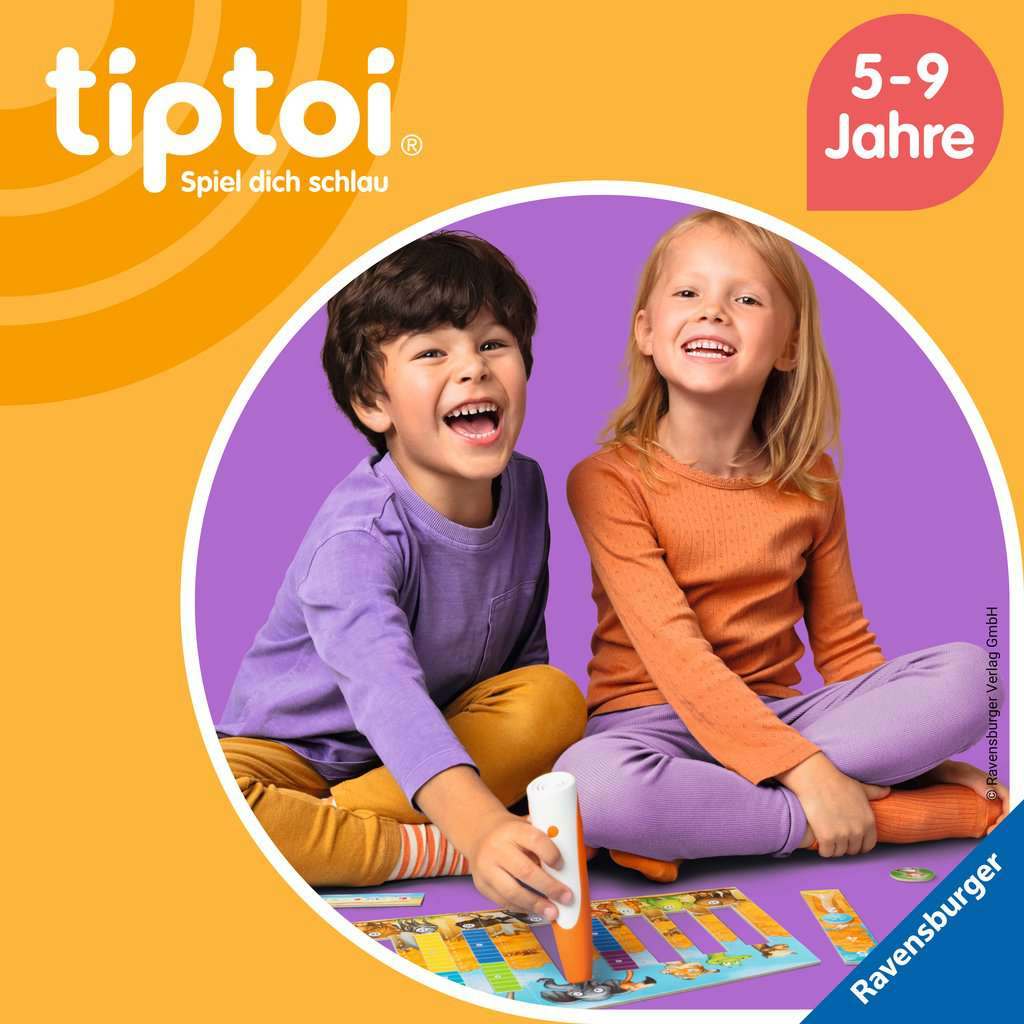 Zwei Kinder spielen mit einem tiptoi interaktiven Spielzeug und Spiel.