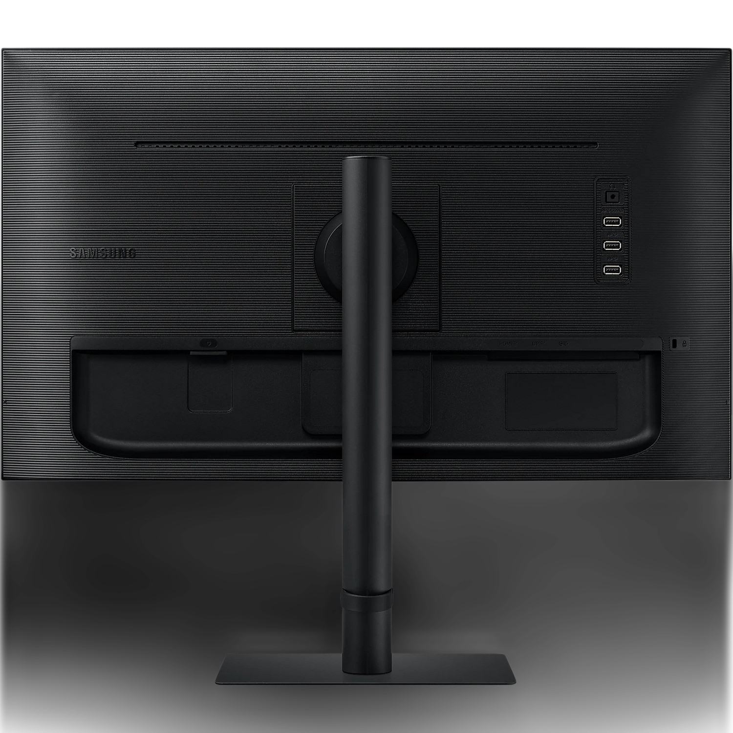 De achterkant van een zwarte Samsung monitor met poorten, standaard en logo. Horizontale lijnen structureren het oppervlak.