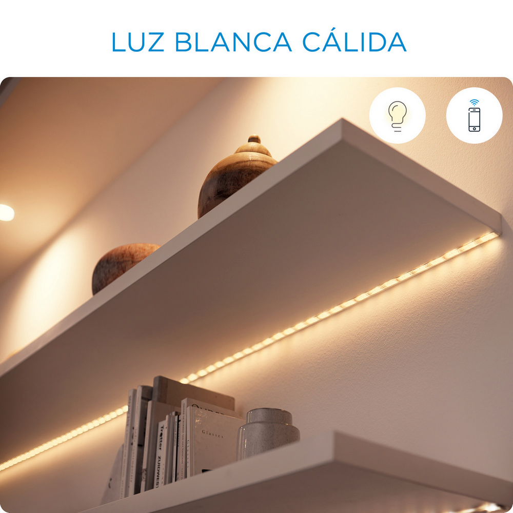 Estanterías con luces de tira LED blanco cálido, con libros y adornos.