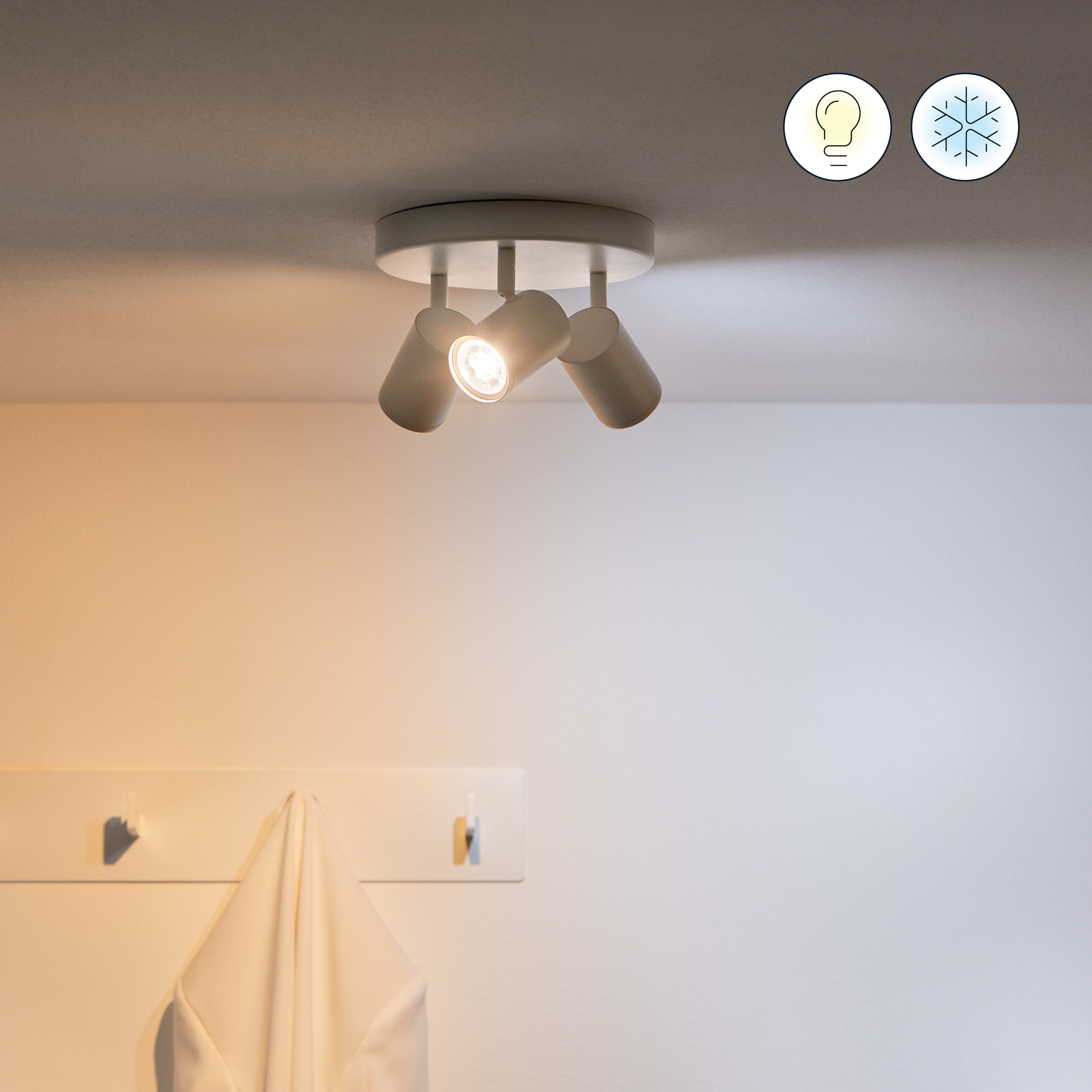 Luces de techo con tres focos ajustables y techo blanco.