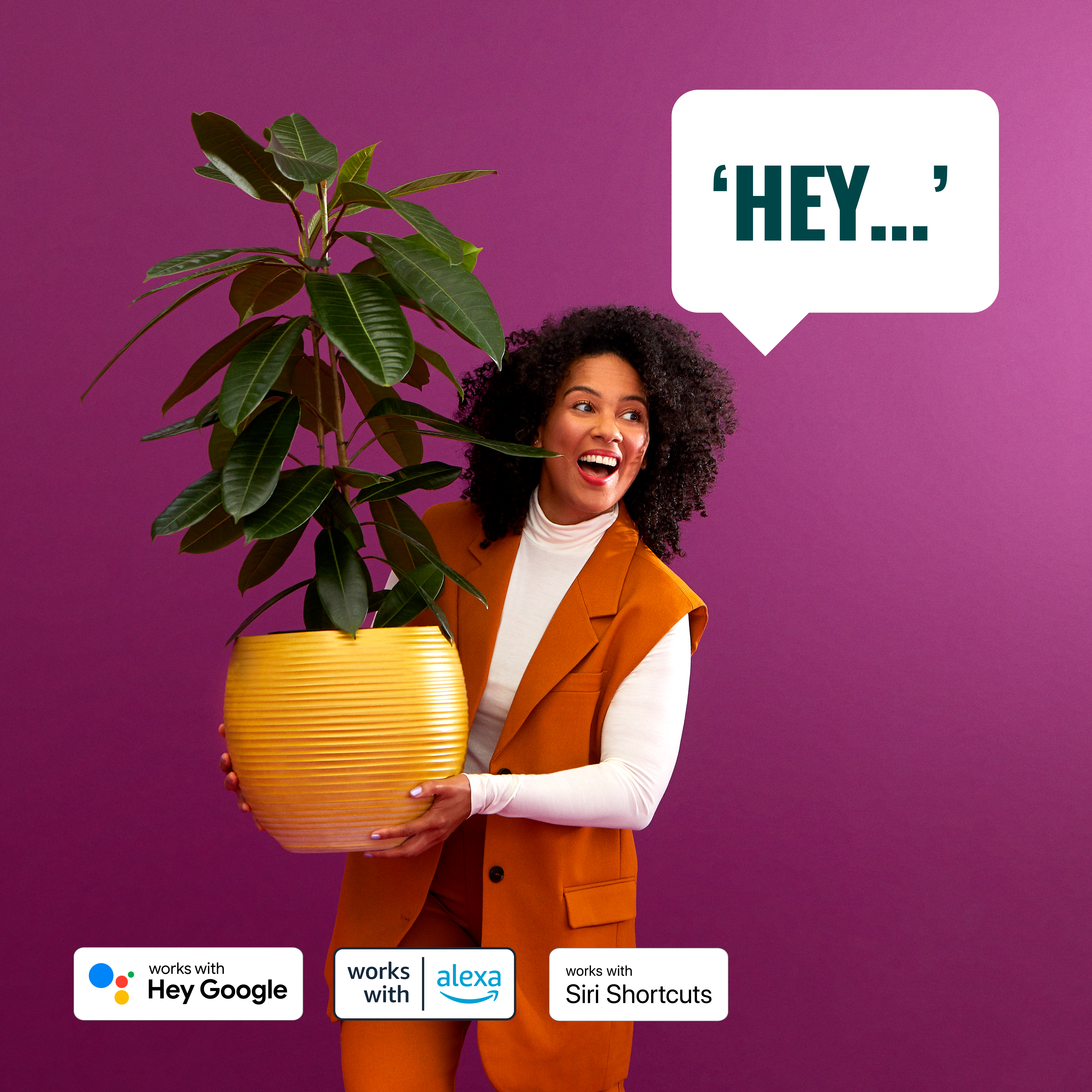 Mujer sosteniendo una planta en maceta, burbuja de diálogo dice 'HEY...'. Funciona con Hey Google, Alexa y Siri.