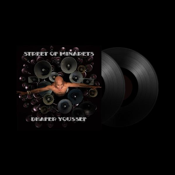 Dhafer Youssef 'Street of Minarets' című albumának borítója. Egy férfit és bakelit lemezeket ábrázol.