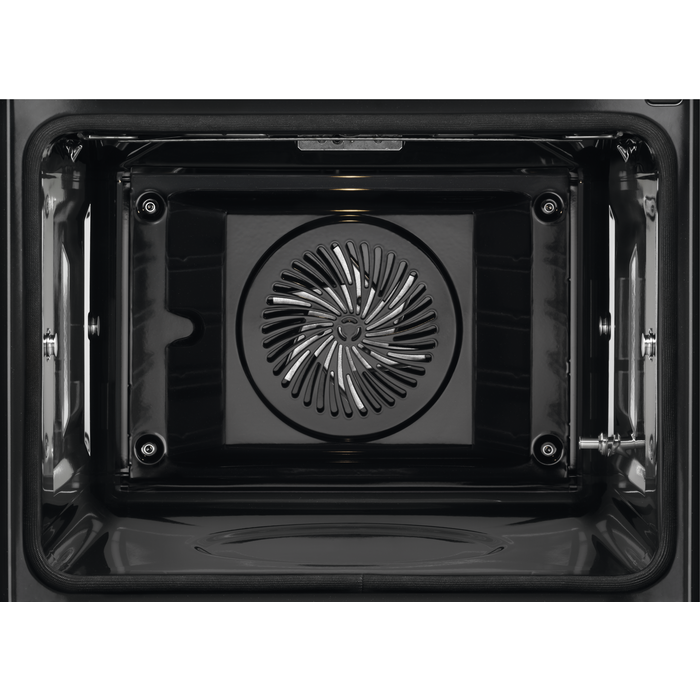 Interior de un horno negro. Ventilador central con aspas curvas, rodeado de paredes y accesorios negros.