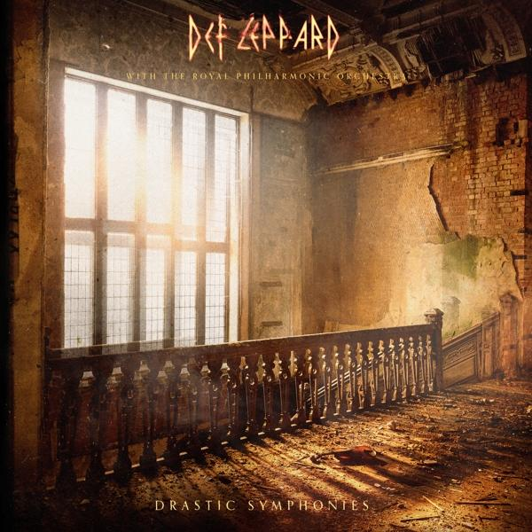Def Leppard Albumcover. Alter Raum mit Fenster, Bandname und 'Drastic Symphonies'.