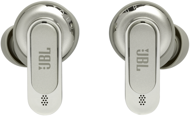 Két ezüst JBL fülhallgató. Mindegyiknek van JBL logója és egy kis mikrofonja.