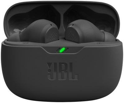 Szürke JBL fülhallgatók a töltőtokjukban. Zöld fény jelzi a töltés állapotát.