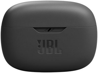 Egy fekete fülhallgató töltőtokja. A tok elején a JBL logó látható. Zárva van.