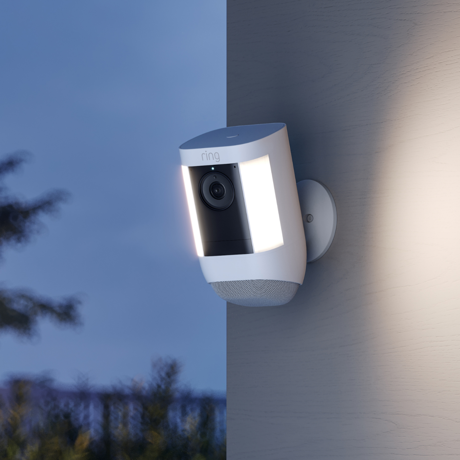 Une caméra de sécurité intelligente blanche avec des lumières sur un mur au crépuscule.