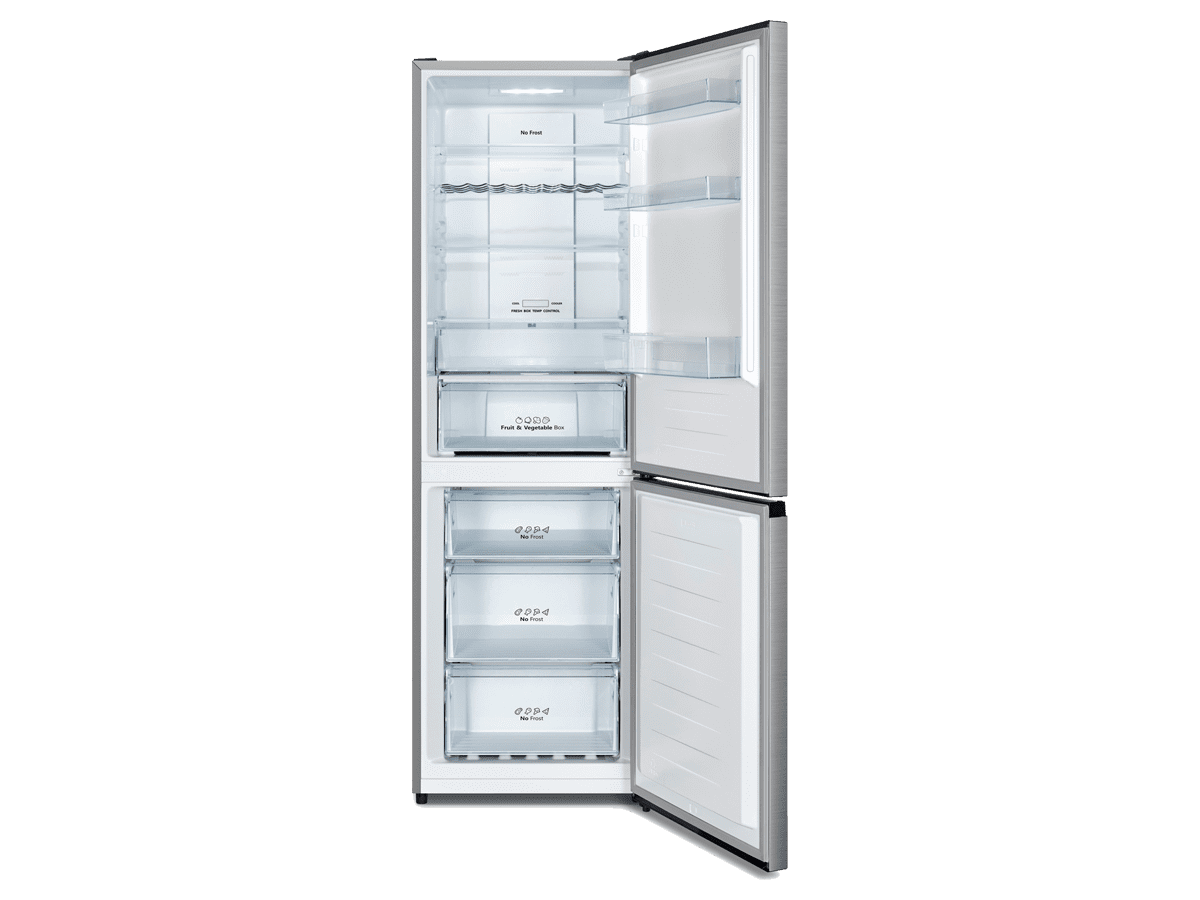 Refrigerador con la puerta abierta, mostrando estantes, cajones y contenido.