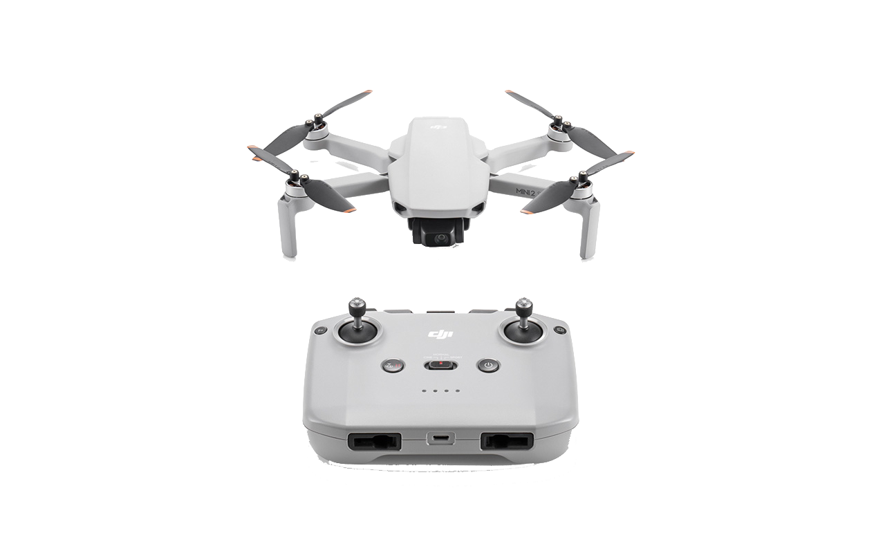 Dron blanco con mando. El dron tiene cuatro hélices. El mando tiene dos palancas.