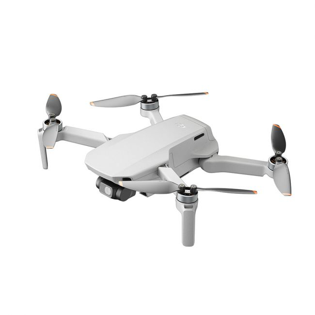 Un dron blanco con cuatro hélices sobre un fondo blanco.