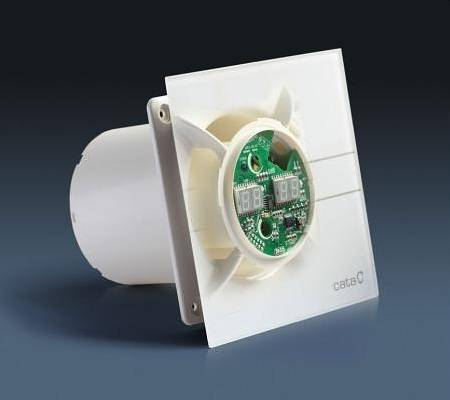 Fehér négyzet alakú szellőző ventilátor digitális kijelzővel.