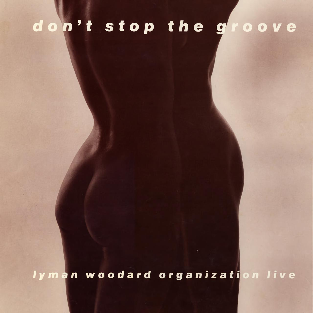 CD borító szöveggel és hangjegyekkel kék háttéren.