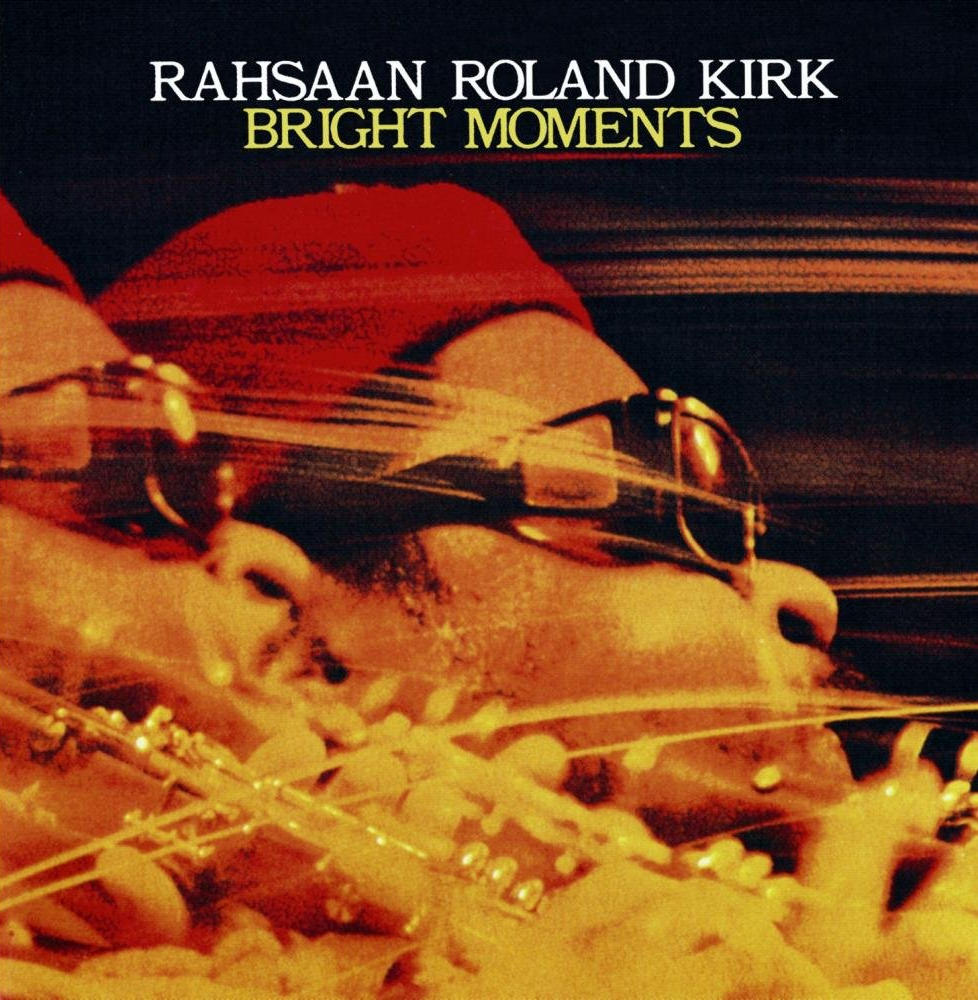 Album borító. Rahsaan Roland Kirk, a Bright Moments címmel. Profilból egy napszemüveges arc. Piros kalap. Sárga és narancs színséma.
