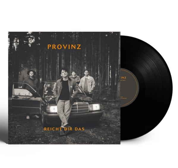 Albumcover mit Bandmitgliedern an einem Auto. Der Albumtitel lautet "Provinz" und "Reicht Dir Das".