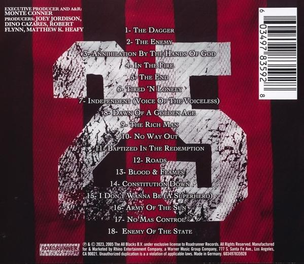 Rückseite einer CD mit Titelliste und Text, rot-schwarzes Farbschema.