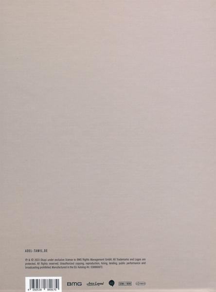 Ein grauer Hintergrund mit Text am unteren Rand. Der Text ist klein.