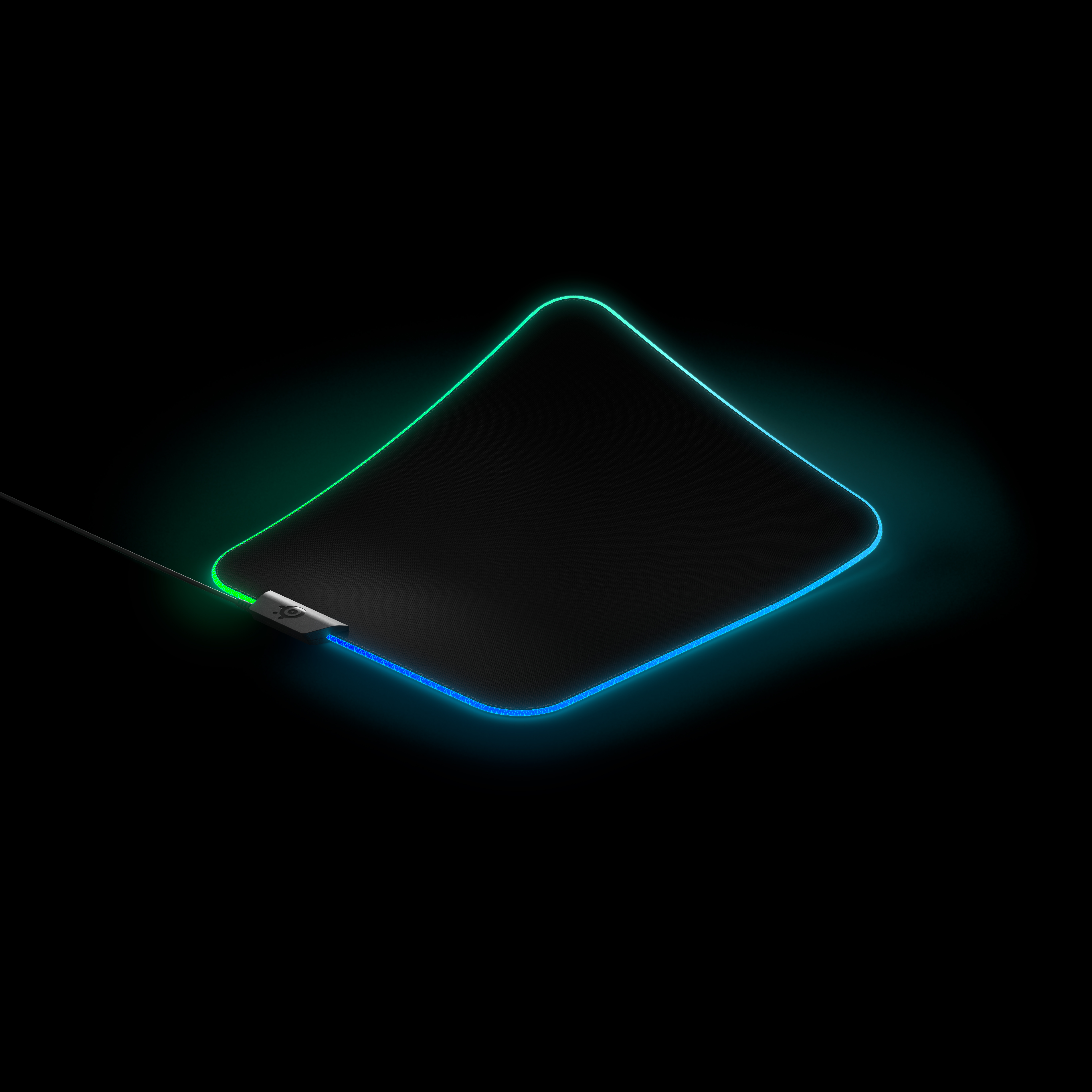 Parlayan yeşil ve mavi kenarlı siyah bir oyun mouse pad'i. Pedin üçgen şeklinde.