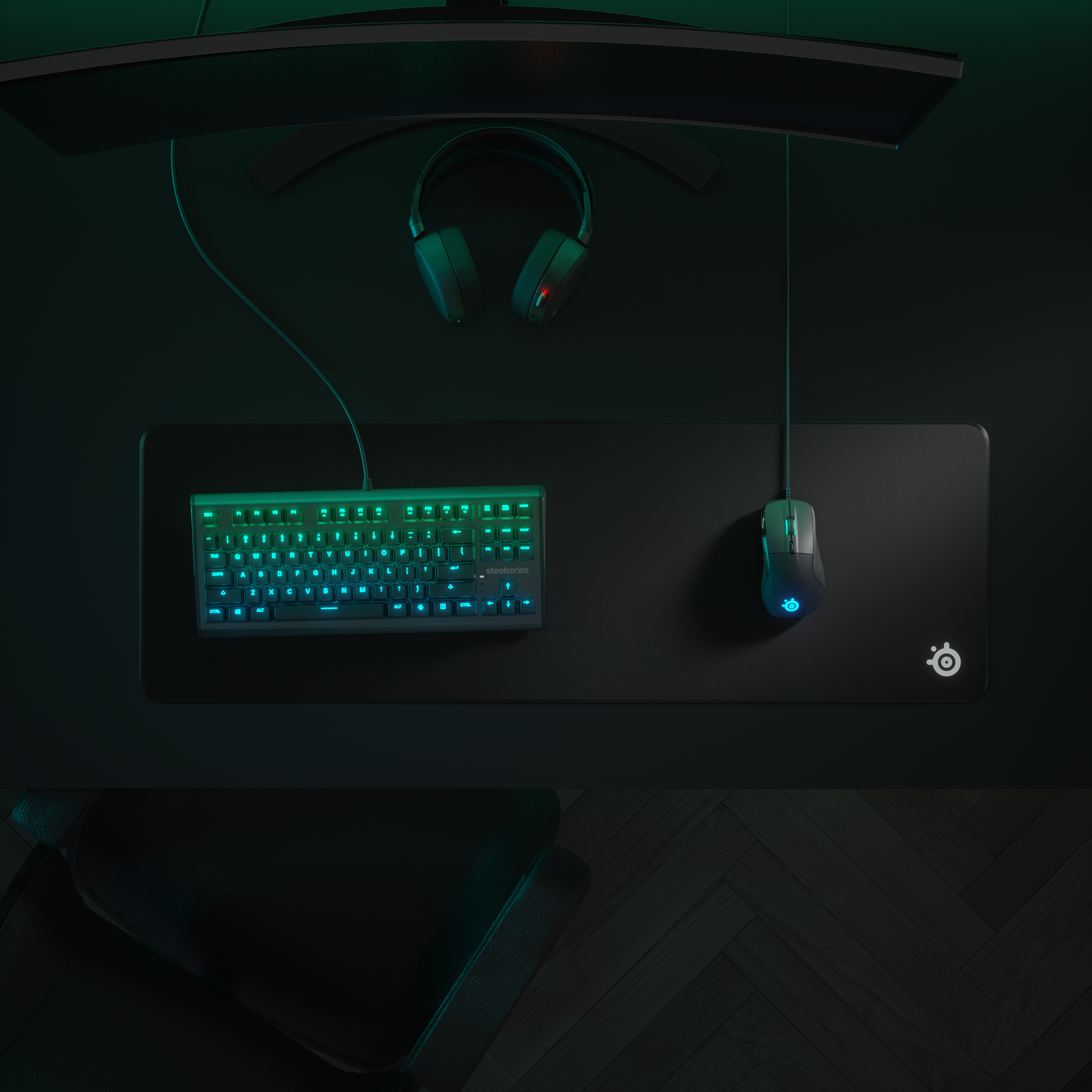 Klavye, fare ve mouse pad ile bir oyun kurulumunun yukarıdan görünümü.