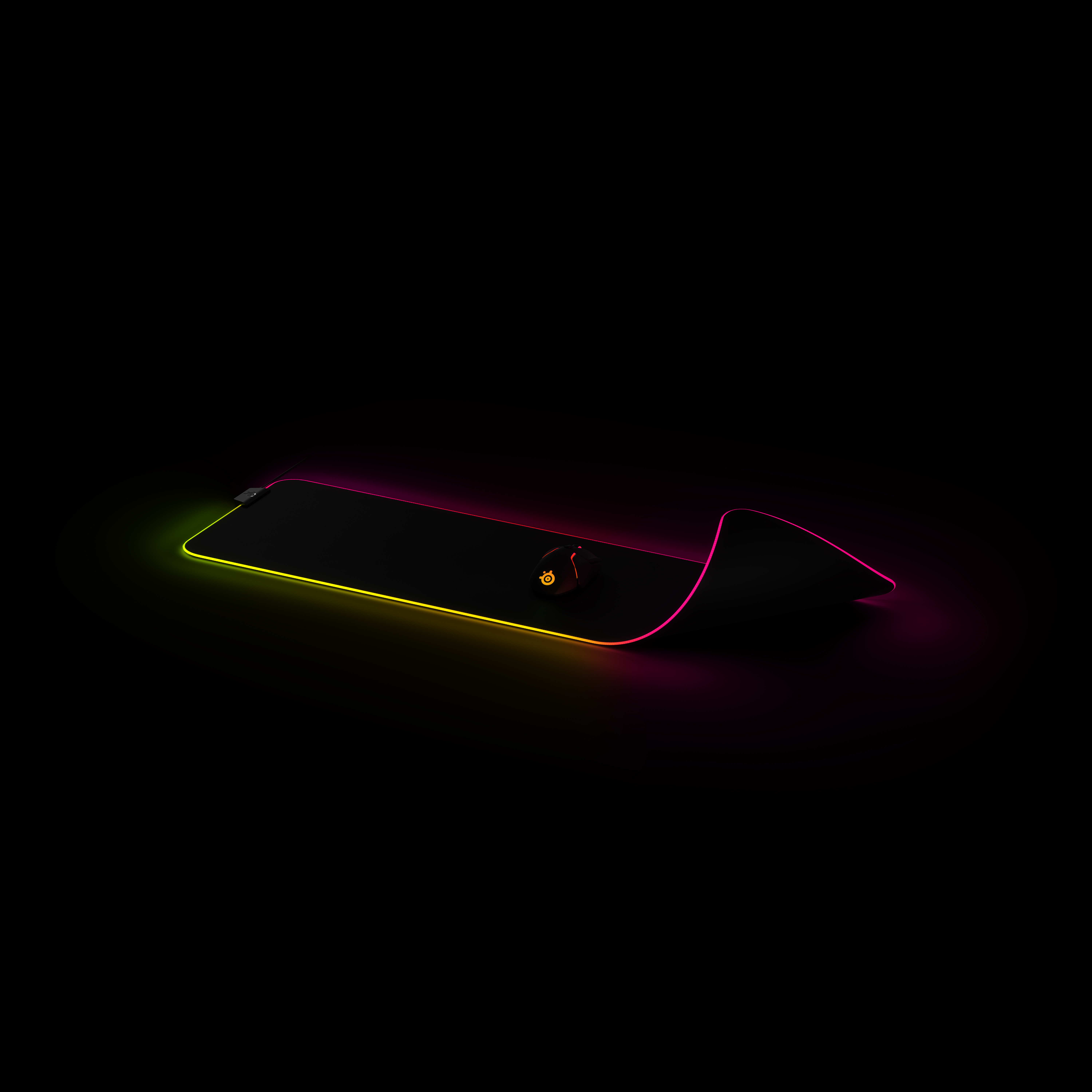 Siyah ve kırmızı oyun mousepad'i ve bir mouse. Siyah arka plan.
