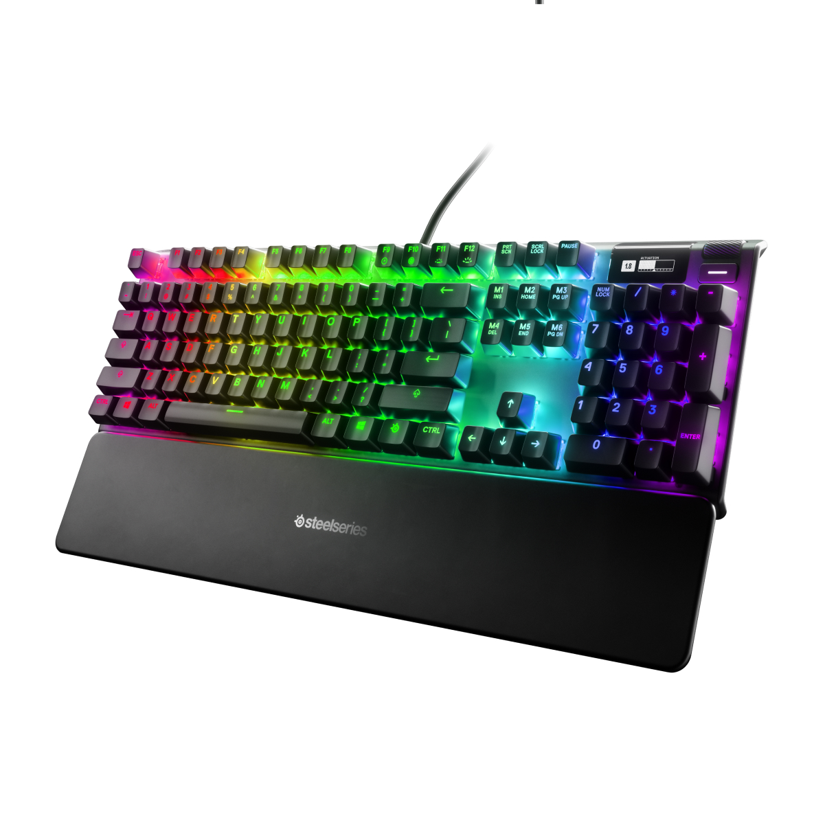 RGB aydınlatmalı siyah SteelSeries oyun klavyesi. Siyah bilek desteği.
