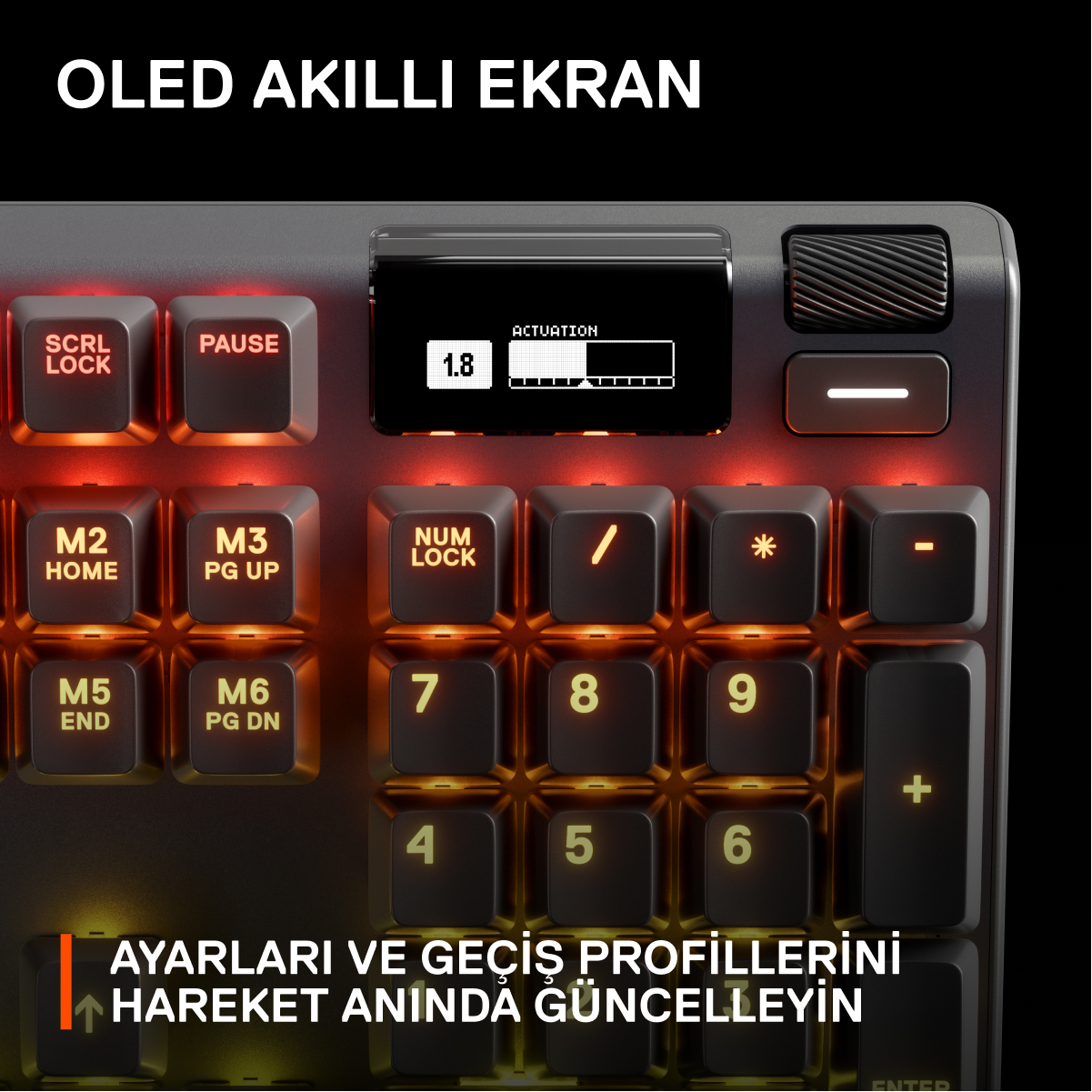 Aydınlatmalı tuşlara ve küçük bir ekrana sahip siyah bir klavyenin yakın çekimi.