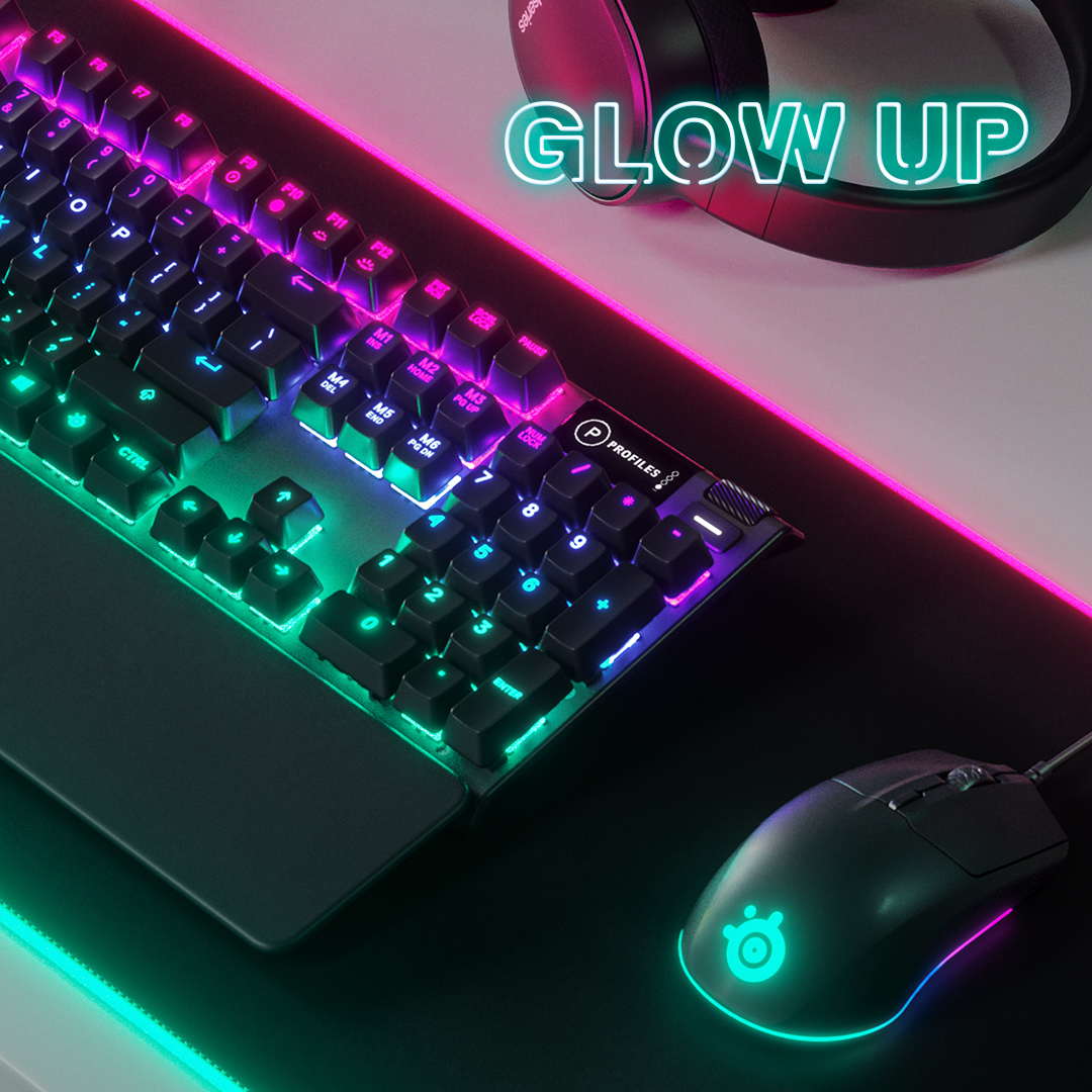 Renkli parlayan ışıklara sahip klavye ve fare, 'GLOW UP' kelimesi.