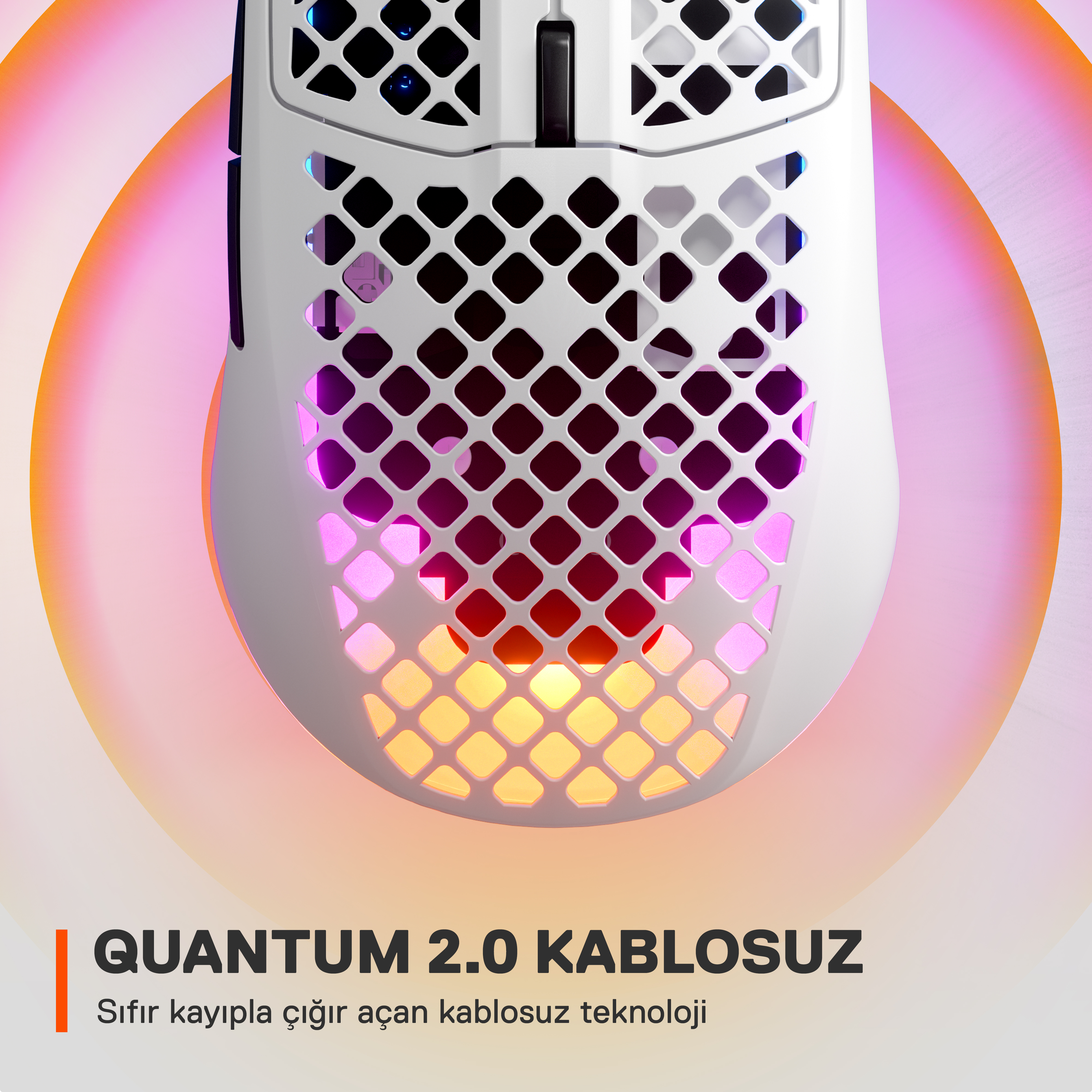 Petek desenli ve aydınlatmalı RGB ışıklara sahip beyaz bir oyun faresi.