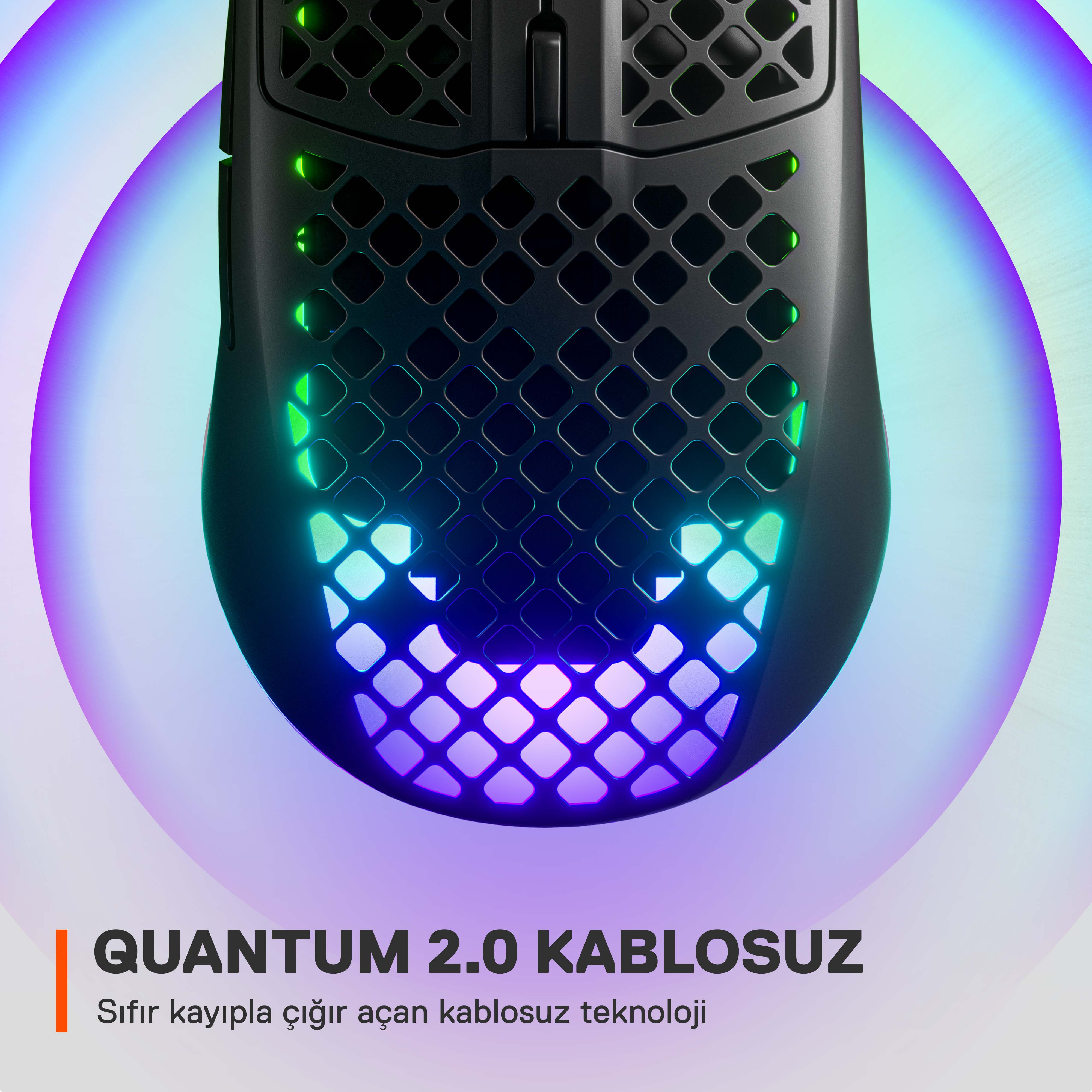 Renkli ışıklara sahip siyah oyun faresi. Fare, ışık gradyanlı bir yüzeyde.