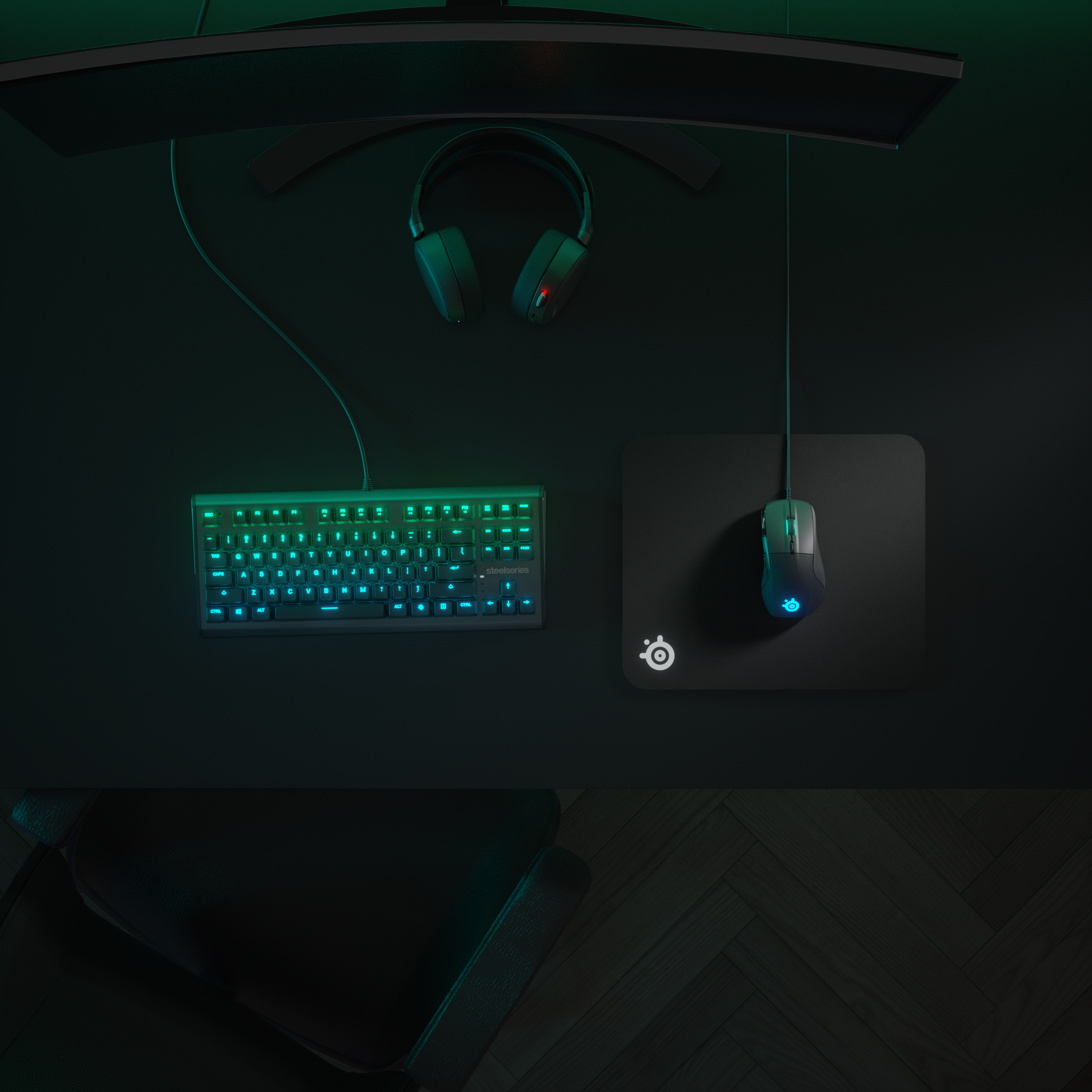 Karanlık bir masada klavye, fare ve kulaklıklarla oyun kurulumu.