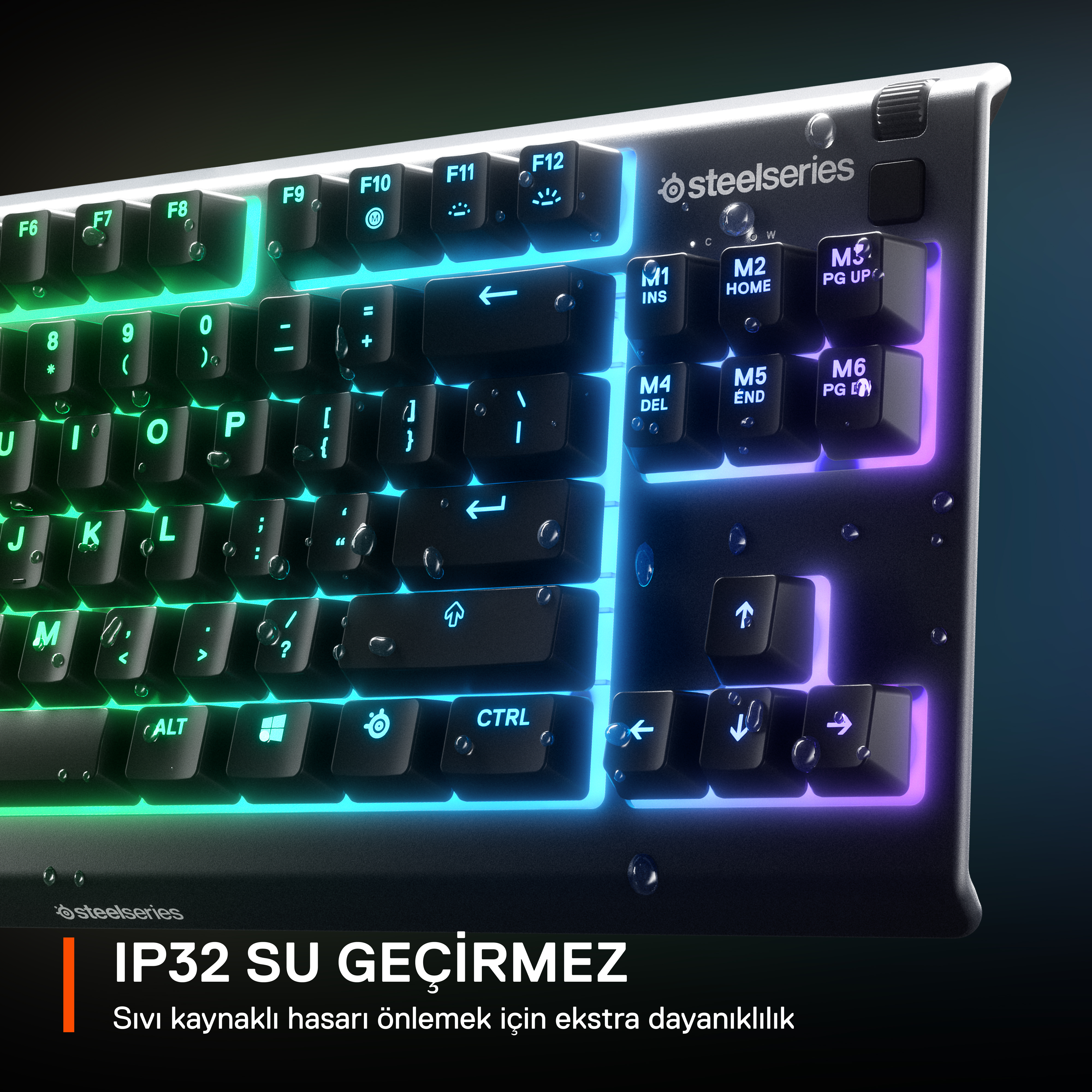 Renkli tuşlara sahip arkadan aydınlatmalı klavyenin yakın çekimi, tuş fonksiyonları.