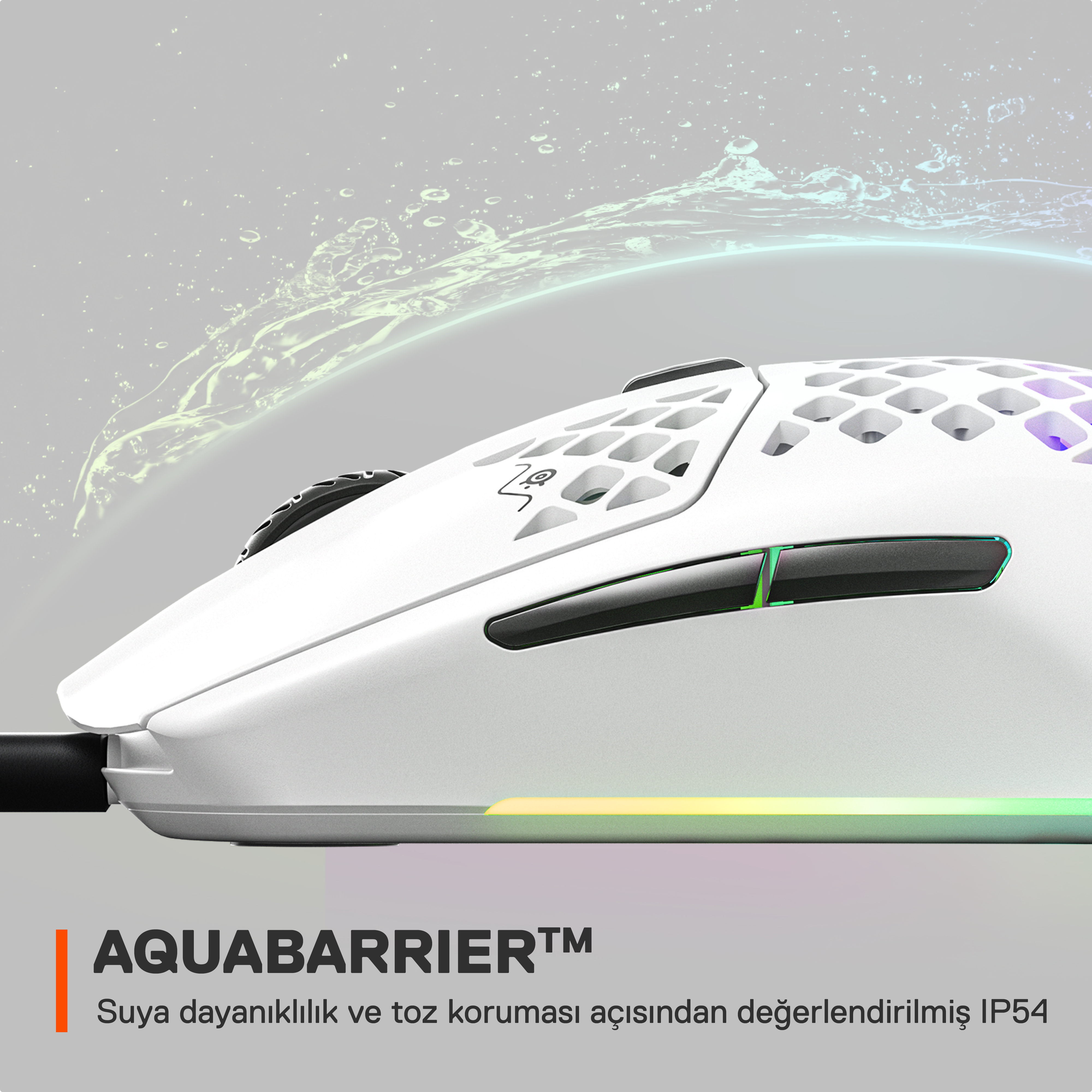 Aquabarrier kelimesiyle beyaz oyun faresi. Fare, RGB aydınlatmalı petek tasarımına sahip.
